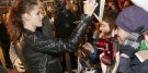 Darstellerin Kristen Stewart beim Autogrammeschreiben bei der Deutschlandpremiere von BREAKING DAWN - BISS ZUM ENDE DER NACHT (Teil 2) am 16.11.12 in Berlin © 2012 Concorde Filmverleih