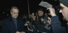 Jeremy Irons gibt vor dem Kino zusammengeströmten Fans Autogramme. NACHTZUG NACH LISSABON Deutschlandpremiere. 20. Februar 2013, Hamburg © 2013 Concorde Filmverleih