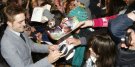 Darsteller Robert Pattinson beim Autogrammeschreiben bei der Deutschlandpremiere von BREAKING DAWN - BISS ZUM ENDE DER NACHT (Teil 2) am 16.11.12 in Berlin © 2012 Concorde Filmverleih