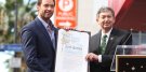 Hugh Jackman erhält die Urkunde für seinen Stern von Leron Gubler auf dem Hollywood Walk of Fame am 13.12.12 © 2012 Universal Pictures